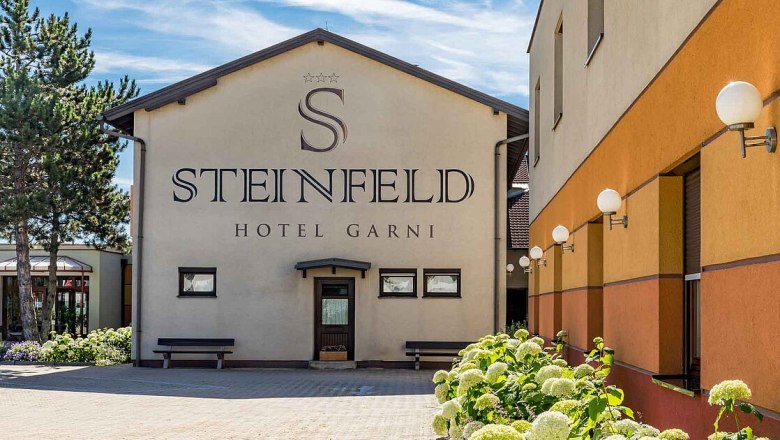 aussen03, © Hotel Garni Steinfeld Außenansicht des Hotels Steinfeld mit Pflanzen im Vordergrund.