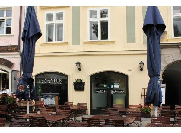 Siegl's Schanigarten, © Siegl´s Pub - Simone Pichler Exterior view of a pub with empty tables and closed parasols.