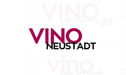 Logo Vino Neustadt, © Vino Neustadt Logo mit dem Text 'VINO NEUSTADT' in Rot und Schwarz auf weißem Hintergrund.
