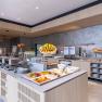 Frühstücksbuffet, © Hilton Garden Inn Wiener Neustadt Ein reichhaltiges Frühstücksbuffet mit Obst, Gebäck, Aufschnitt und Cerealien in einem modernen Hotelrestaurant.