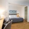 Hotel Zentral Doppelzimmer, © MartinHaider Fotografie/Hotel Zentral Schwartz GmbH Modernes Hotelzimmer mit Doppelbett, Schreibtisch und Stuhl.