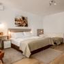 Hotel Zentral Dreibettzimmer, © MartinHaider Fotografie/Hotel Zentral Schwartz GmbH Dreibettzimmer in einem Hotel mit Doppelbett, Einzelbett, Schreibtisch und Badezimmer.
