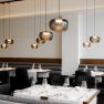 Das Restaurant, © Philipp Blickfang Modernes Restaurant mit eleganten Hängelampen und gedeckten Tischen.