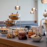 Starten Sie mit einem ausgiebigen Frühstück, © Philipp Blickfang Frühstücksbuffet mit Müsli, Marmelade und Getränken.