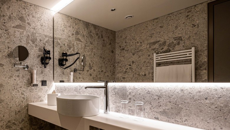 Bathroom, © Philipp Blickfang Modern bathroom with washbasin, mirror and towel rail.