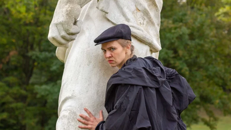 Alles gerettet, © Christian Mair Bild mit Frau vor Statue.