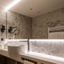 Badezimmer, © Philipp Blickfang Modernes Badezimmer mit Waschbecken, Spiegel und Handtuchhalter.
