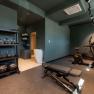 Fitnessraum mit neuesten Geräten, © Philipp Blickfang Moderner Fitnessraum mit Kettlebells, Hanteln, Laufband und Ergometer.