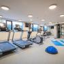 Fitnessraum Hilton Wiener Neustadt, © Hilton Garden Inn Wiener Neustadt Fitnessraum mit Laufbändern, Crosstrainer, Hanteln und Gymnastikmatten.