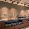 Das Frühstücksbuffet, © Philipp Blickfang Ein Frühstücksbuffet mit verschiedenen Speisen und Geschirr in einem modernen Raum.