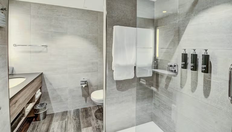 Voll ausgestattetes, modernes, helles Badezimmer, &copy; Hilton Garden Inn Wiener Neustadt
