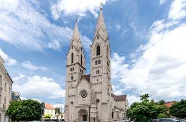 Weithin sichtbares Wahrzeichen: die beiden Kirchtürme, © Wiener Alpen/Christoph Schubert