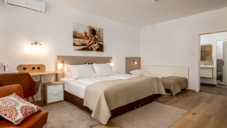 Hotel Zentral Dreibettzimmer, © MartinHaider Fotografie/Hotel Zentral Schwartz GmbH