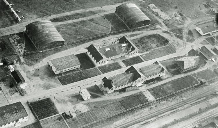 Die Hangars am Flugfeld um 1912, © Red Bull Mediahouse