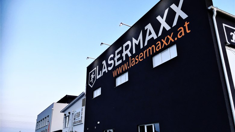 Gebäude mit großem Lasermaxx-Logo und Website-Adresse auf der Fassade.