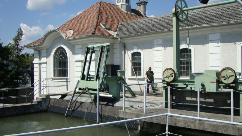 Exterior view of the EVN show power plant Ungarfeld with water and machines.