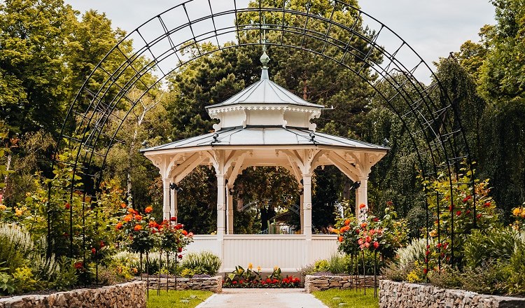 Der bezaubernde Rosengarten im Stadtpark, © Busyshutters