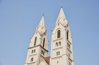 Zwei markante Türme des Doms ragen in den blauen Himmel.