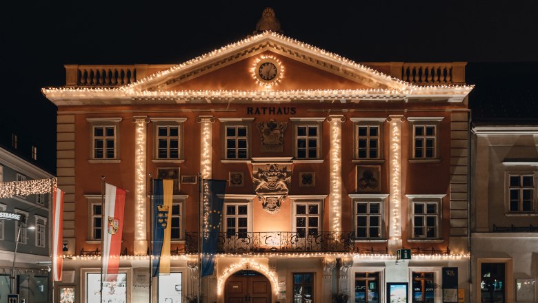 Das weihnachtliche Rathaus, © Busyshutters