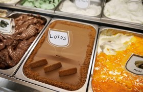 Eissorte „Lotus“ mit Keksstücken in einer Verkaufsvitrine.