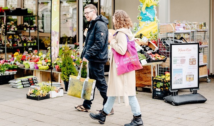 2 Menschen die über den Markt schlendern.