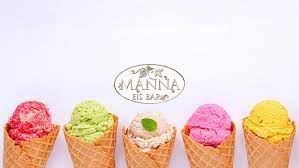 Fünf Eiswaffeln mit buntem Eis vor einem weißen Hintergrund und dem Logo von Manna Eisbar.