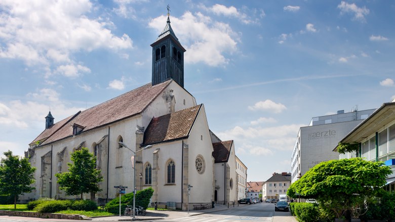 Stift Neukloster in einer st&auml;dtischen Umgebung bei sonnigem Wetter.