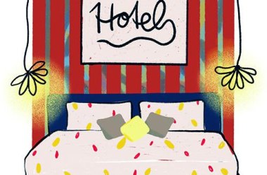 Illustriertes Hotelzimmer mit gemütlichem Doppelbett und Wanddeko.