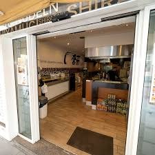 Eingang eines Nudel-Restaurants mit offener Tür.