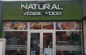 Eingang eines Restaurants mit dem Namen 'Natural Veggie Food'.