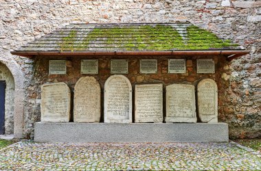 Jüdische Grabsteine bei der Stadtmauer im Stadtpark , © Marcel Billaudet 