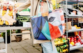 Tasche getragen von Frau am Markt