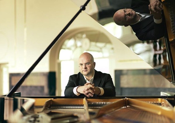 Krump&ouml;ck am Klavier, &copy; Red Bull Mediahouse