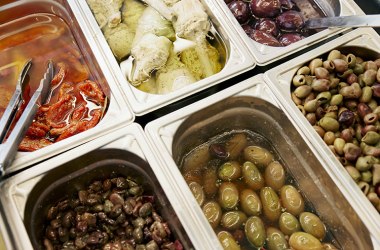 Auswahl an Antipasti mit Oliven, Artischocken und getrockneten Tomaten.