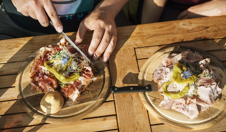 Gutes Essen auf der Enzianhütte, © Red Bull Mediahouse