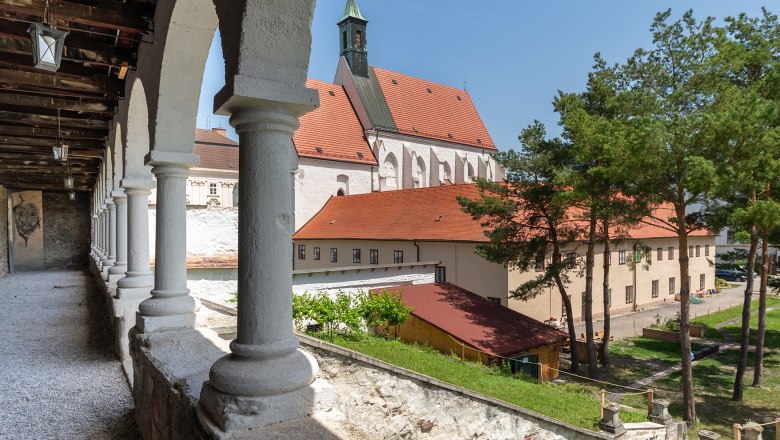 Das Kapuzinerkloster mit Blick in den Klostergarten , © Wiener Alpen/Christoph Schubert 