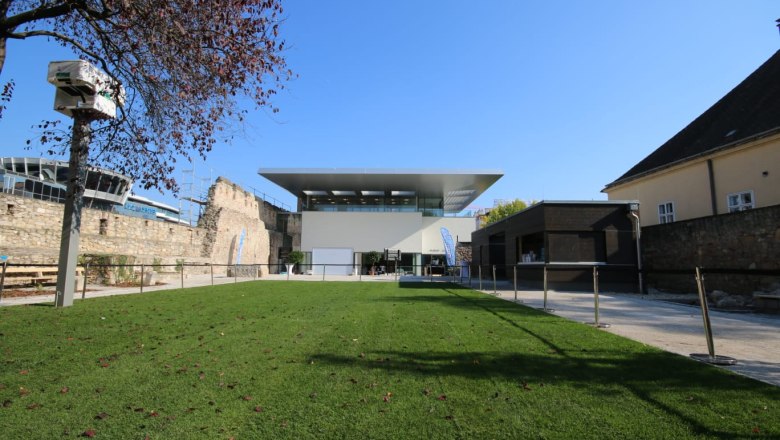 Museum St. Peter mit modernem Gebäude und grünem Rasen im Vordergrund.