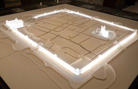 Modell einer Festungsanlage mit beleuchteten Mauern.