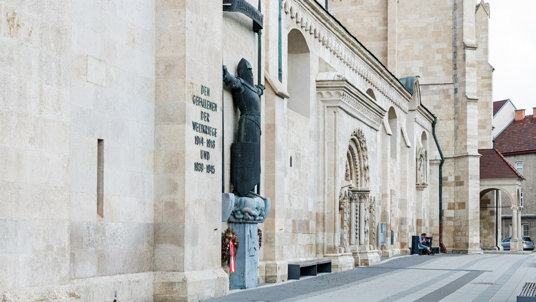 Kriegerdenkmal am Dom , © Wiener Alpen/Christoph Schubert