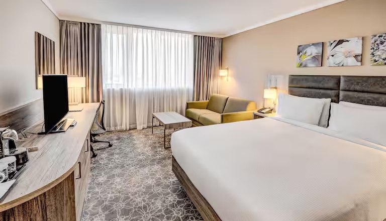 Gro&szlig;z&uuml;giges, helles Zimmer mit gro&szlig;em Doppelbett, &copy; Hilton Garden Inn Wiener Neustadt