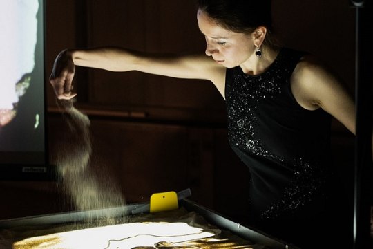 Anna Vidyaykina zaubert mit Sand das berühmteste Märchen aller Zeiten