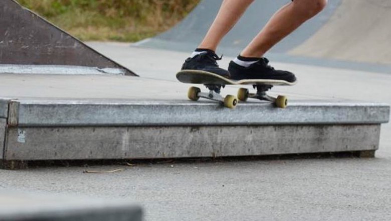 Person &uuml;bt Skateboard-Trick auf einer Rampe im Skatepark.