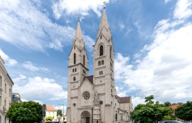 Weithin sichtbares Wahrzeichen: die beiden Kirchtürme, © Wiener Alpen/Christoph Schubert