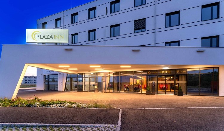 Der Eingang zum PLAZA INN, &copy; Plaza / BW Group