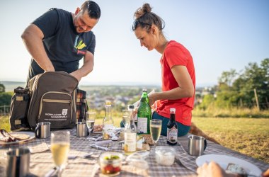 2 Personen packen den Picknickrucksack aus
