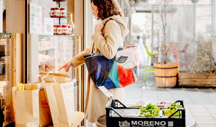 Tasche getragen von Frau am Markt