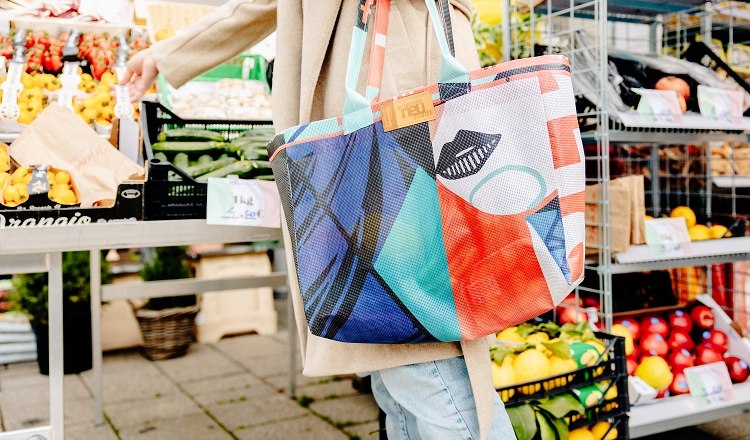 Tasche getragen von Frau am Markt