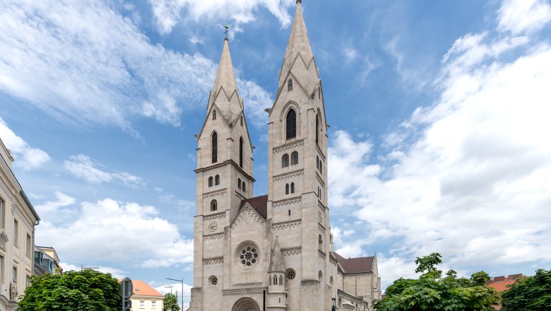 Weithin sichtbares Wahrzeichen: die beiden Kirchtürme, © Wiener Alpen/Christoph Schubert