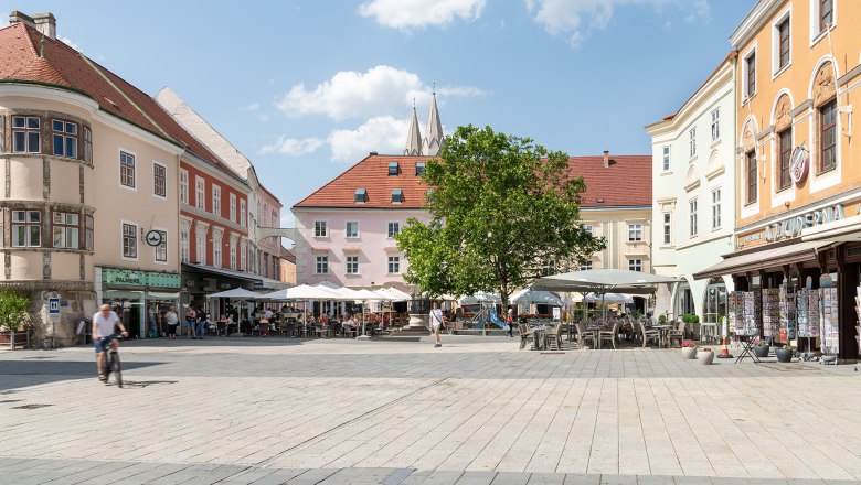 Hauptplatz mit Café Ferstl, © Wiener Alpen/Christoph Schubert