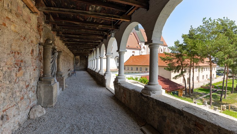 Kapuzinerkloster mit Arkaden und Garten , © Wiener Alpen/Christoph Schubert 